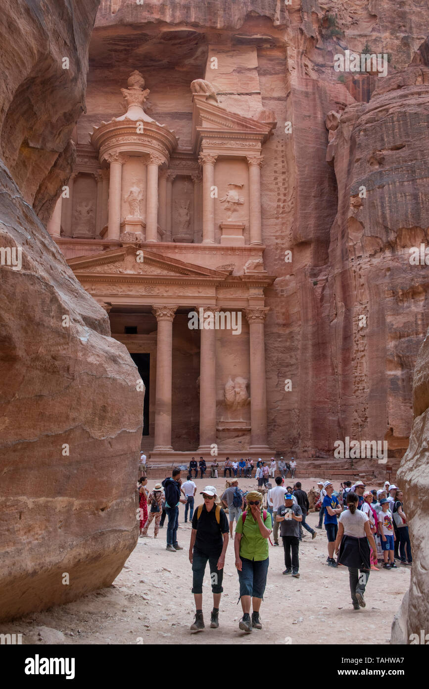 Giordania Petra (UNESCO) Siq. 1.2 km lunga naturale gorge e entrata in antico regno Nabataean. Foto Stock