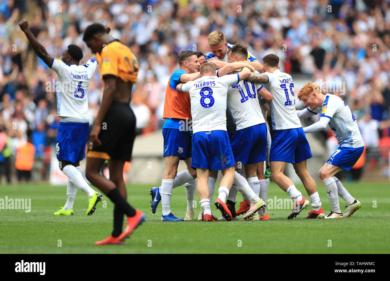 Tranmere Rovers giocatori festeggiare la vittoria nella seconda metà del tempo extra durante il cielo scommessa lega due Play-off finale allo stadio di Wembley, Londra. Foto Stock