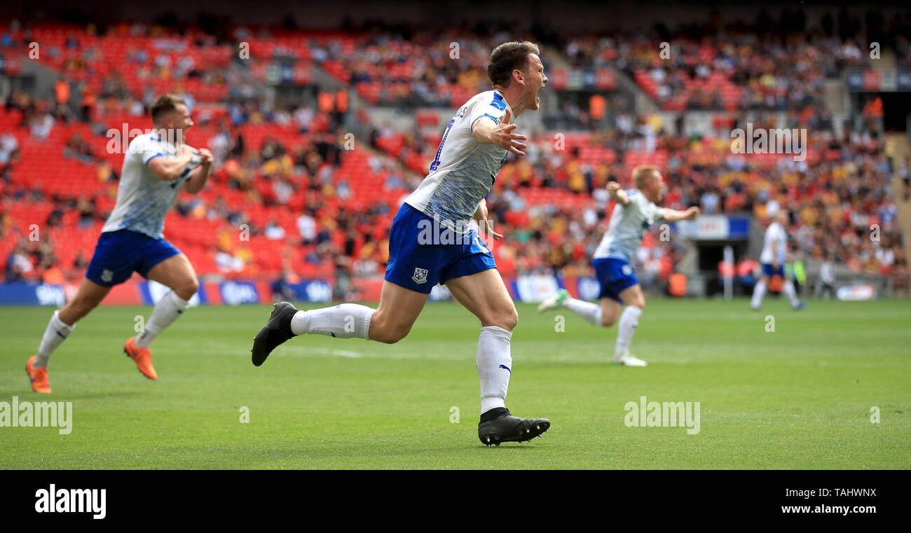 Tranmere Rovers' Connor Jennings punteggio celebra il suo lato del primo obiettivo del gioco durante la scommessa del Cielo lega due Play-off finale allo stadio di Wembley, Londra. Foto Stock