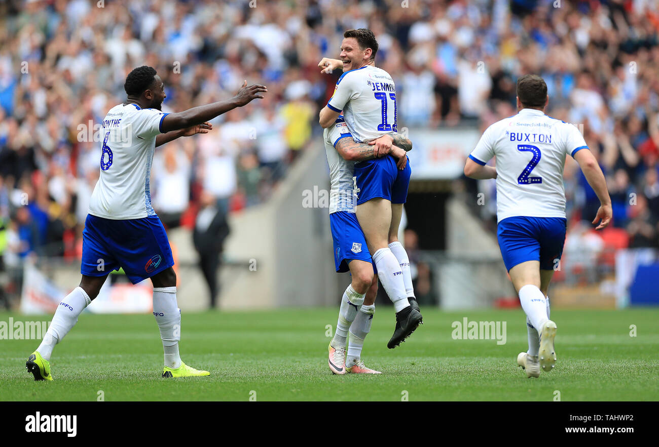 Tranmere Rovers' Emmanuele Monthe, Connor Jennings e Adam Buxton celebrare la vittoria dopo la seconda metà del tempo extra durante il cielo scommessa lega due Play-off finale allo stadio di Wembley, Londra. Foto Stock