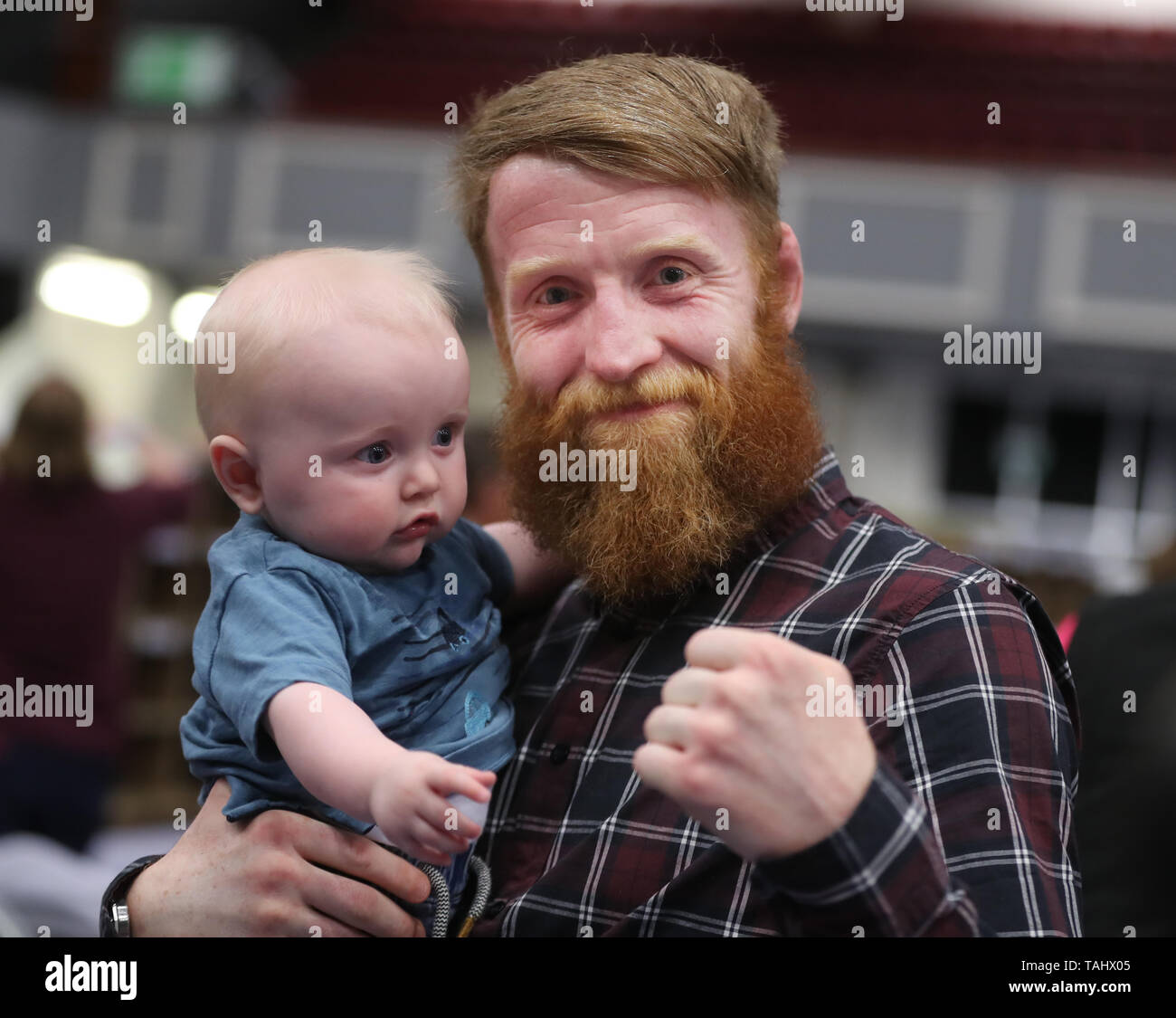 Sinn Fein e candidati ex MMA fighter Paddy "Hooligan" Holohan con suo figlio Seamus come il conteggio continua nelle elezioni locali di City West convention center a Dublino. Foto Stock