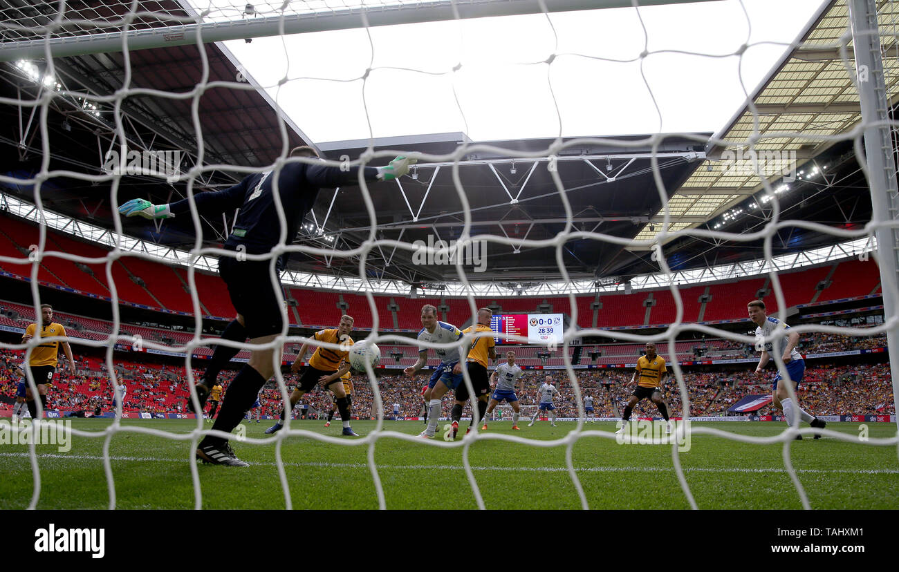 Tranmere Rovers' Connor Jennings (destra) punteggi il suo lato del primo obiettivo del gioco durante la scommessa del Cielo lega due Play-off finale allo stadio di Wembley, Londra. Foto Stock