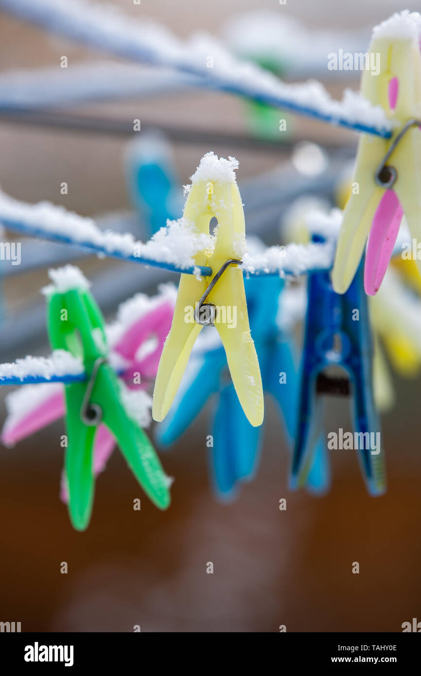 Coperte di neve vestiti in plastica pioli sul rotary linea di lavaggio Foto Stock