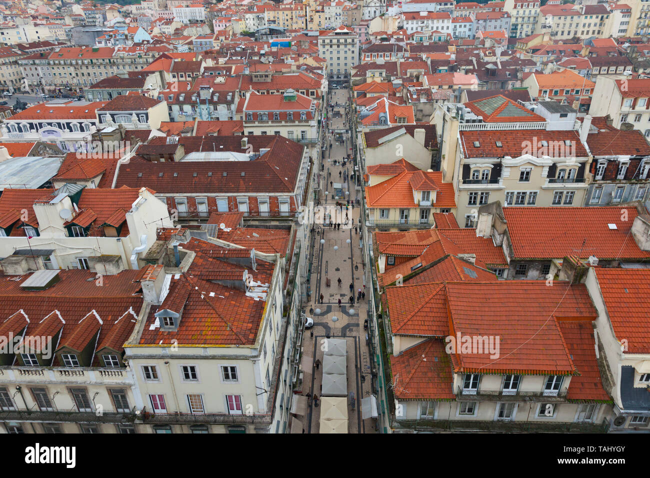 Vista de Rua Santa Justa en barrio Baixa. Mirador del Elevador de Santa Justa. Barrio Chiado. Ciudad de Lisboa, Portogallo, Península Ibérica, Europa Foto Stock