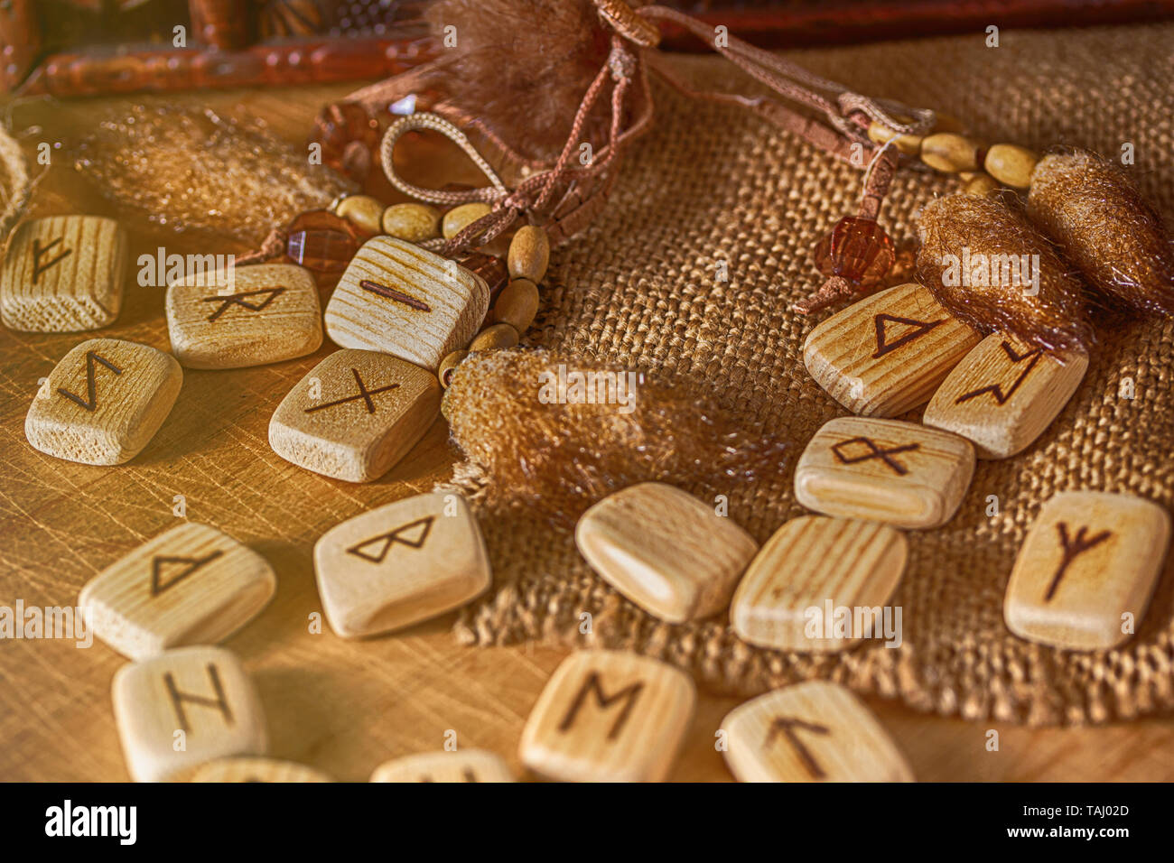 Fatte a mano in legno scandinavo rune su una tavola di legno sfondo vintage. Concetto di fortune raccontando e predizione del futuro Foto Stock