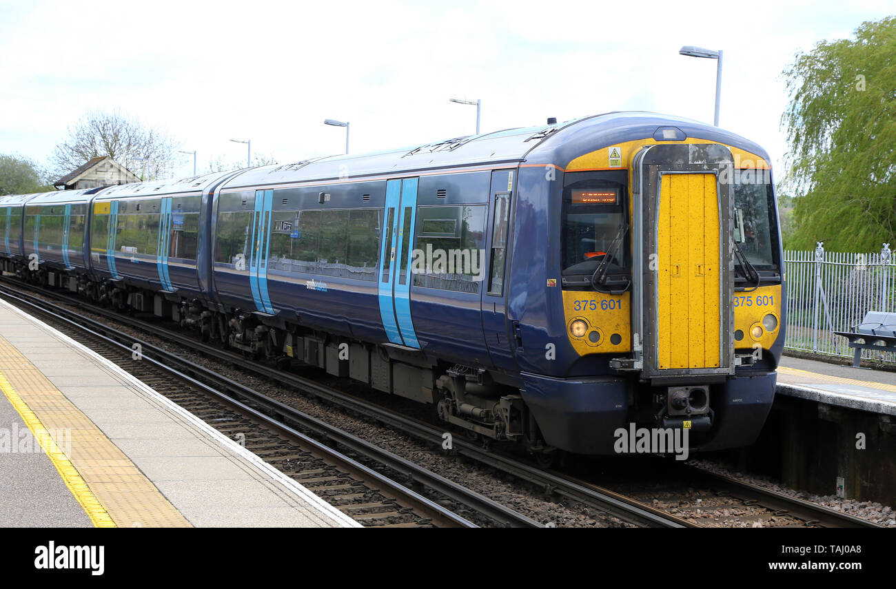 Un treno di sud-est passa attraverso accordi di Wye nel Kent. Picture Data: Venerdì 26 Aprile, 2019. Foto di credito dovrebbe leggere: Gareth Fuller/PA FILO Foto Stock