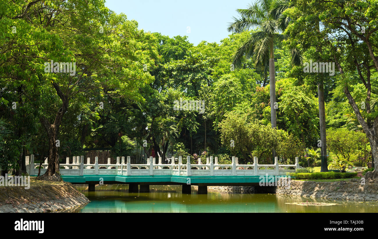 Ponte in giardino cinese nel Rizal Park di Manila, Filippine Foto Stock