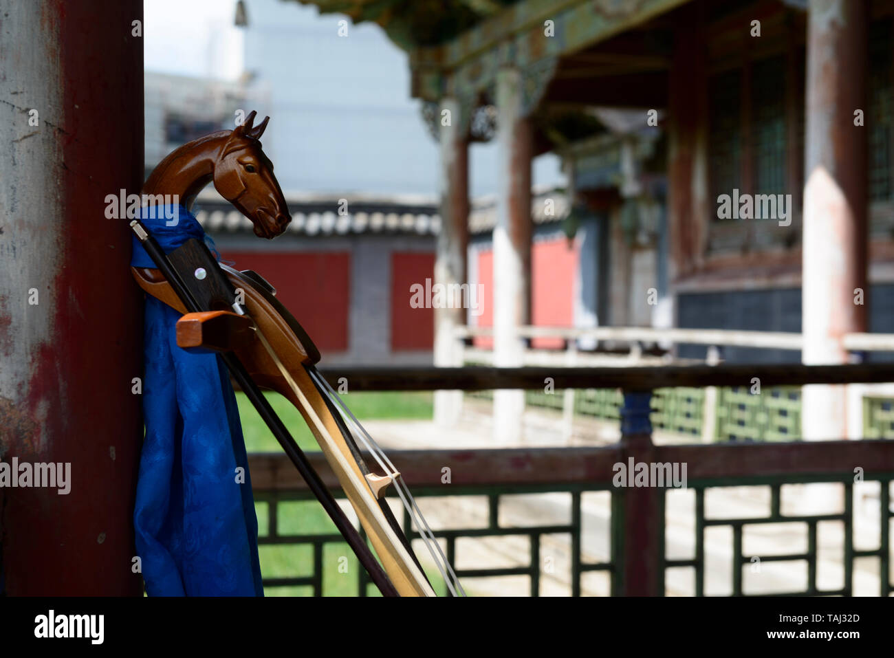 Palazzo Invernale di Bogd Khan in Ulaanbaatar, in Mongolia. La horsehead sulla Morin Khuur, appoggiata contro un pilastro Foto Stock