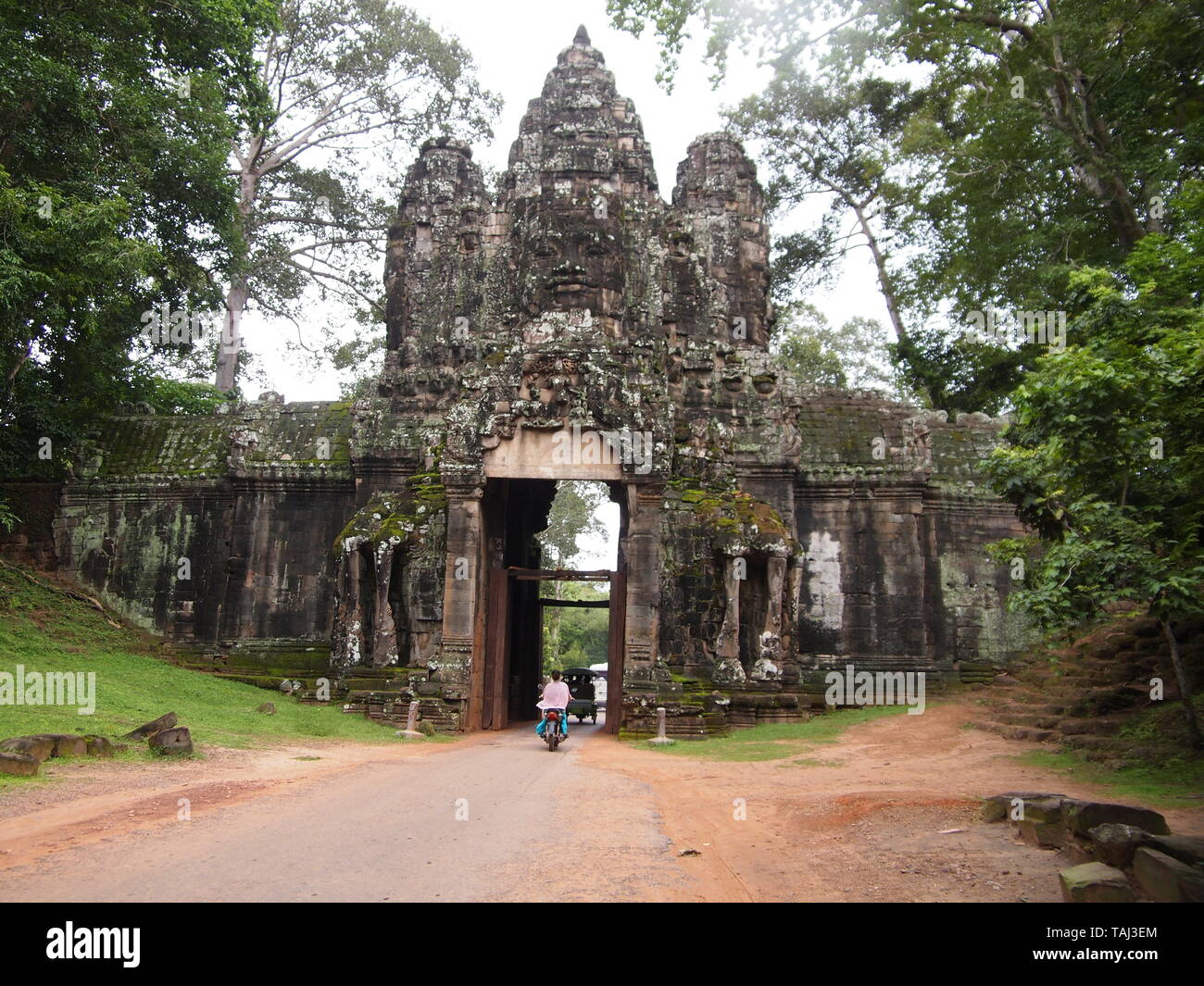 Siam Reap tempio cambogiano ingresso esterno nella giungla strada sterrata Adventure Holiday Travel Foto Stock