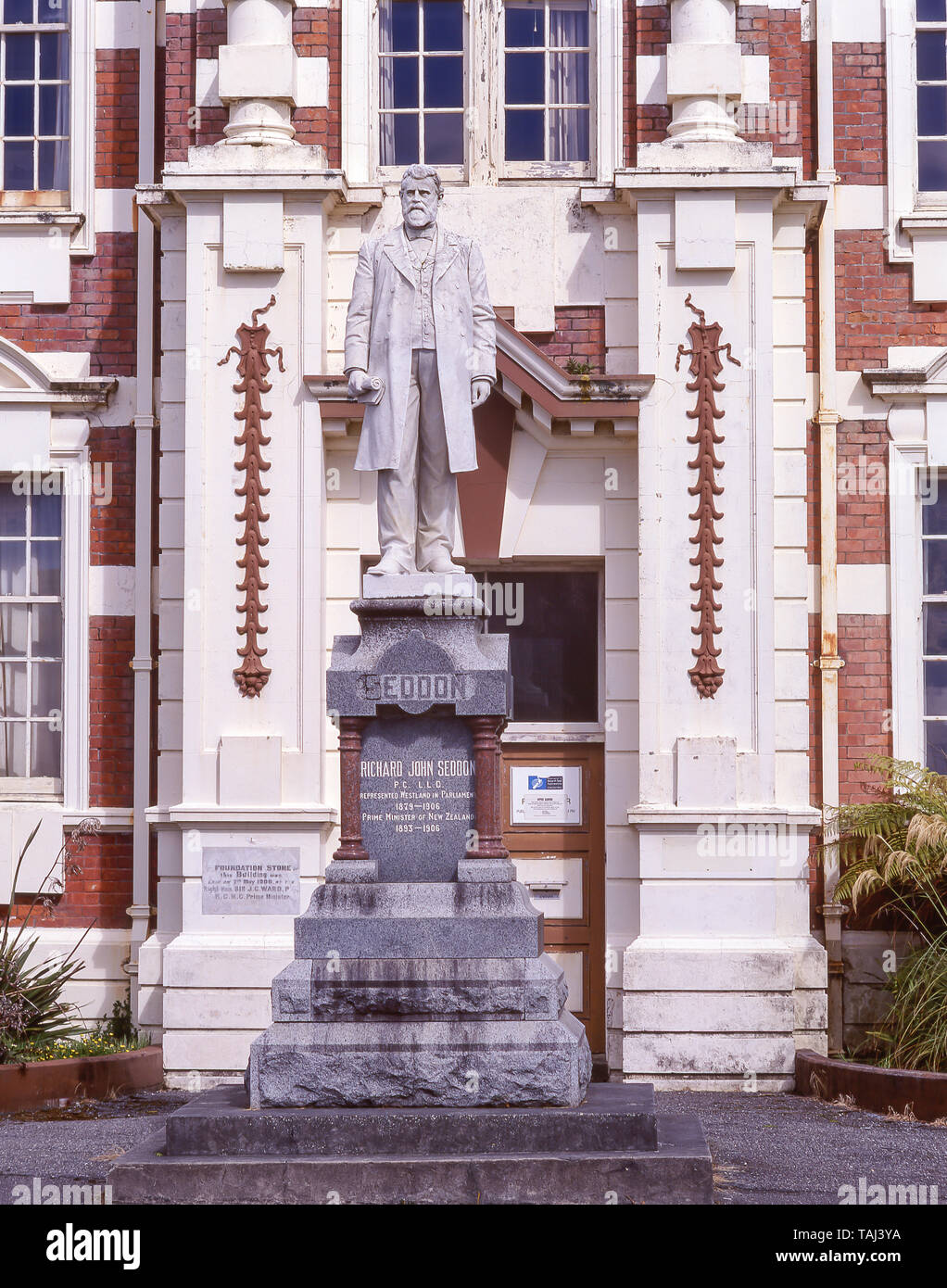 Ex primo ministro Richard John Seddon statua, saldare Street, Hokitika Costa Occidentale Regione, Isola del Sud, Nuova Zelanda Foto Stock