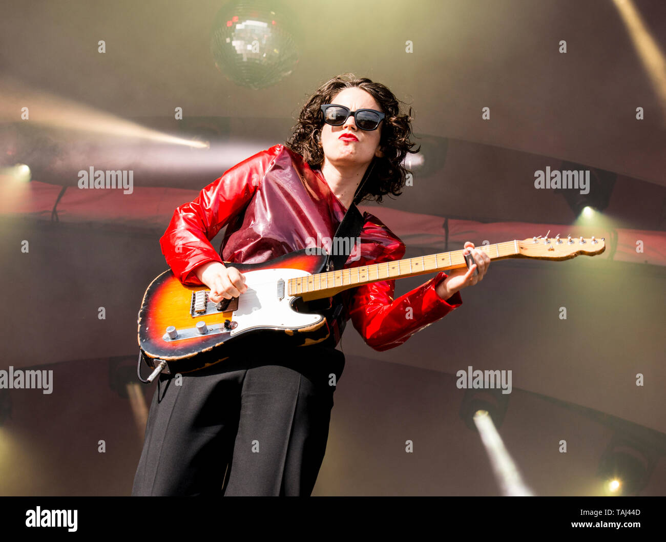 British rock chitarrista e cantante Anna Calvi performing live in corrispondenza di tutti i punti ad Est il festival di musica al Parco Victoria, Londra, Inghilterra, Regno Unito. Foto Stock