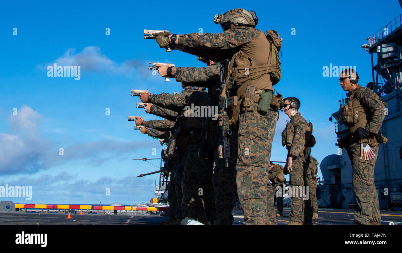 190524-N-SH168-1234 OCEANO PACIFICO (24 maggio 2019) Marines assegnato alla xi Marine Expeditionary Unit (MEU) fire Colt 1911 M45A1 pistole sul ponte di volo di assalto anfibio nave USS Boxer (LHD 4) durante un piccolo germoglio di armi. Il Boxer anfibio gruppo pronto (ARG) e undicesimo Marine Expeditionary Unit (MEU) sono distribuiti negli Stati Uniti 7 flotta area di operazioni a sostegno della stabilità regionale, rassicurare partner ed alleati e mantenere una presenza di rispondere a qualsiasi crisi compresa tra assistenza umanitaria per le operazioni di emergenza. (U.S. Foto di Marina di Massa lo specialista di comunicazione di terza classe John Foto Stock