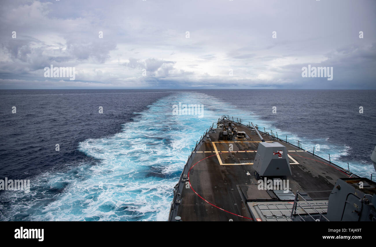 190521-N-NU281-1214 OCEANO PACIFICO (21 maggio 2019) Arleigh Burke-class guidato-missile destroyer USS Michael Murphy (DDG 112) conduce una crashback, in cui la nave viene fornito ad un arresto completo e procede alla vela in retromarcia. Murphy sta conducendo le operazioni di routine nel Pacifico orientale. (U.S. Foto di Marina di Massa lo specialista di comunicazione 2a classe Justin R. Pacheco) Foto Stock