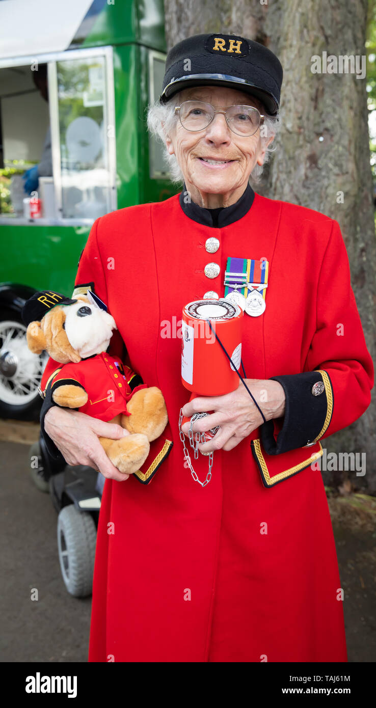 Londra, UK, 25 maggio 2019,femmina pensionato di Chelsea pone tra la folla che ha partecipato alla RHS Chelsea Flower Show giorno finale. Il rinomato in tutto il mondo flower show è un affascinante e divertente e un percorso educativo giornata fuori che era frequentato da molte celebrità durante tutta la settimana. Ci sono molti giardini floreali e tabelloni elettronici tutti insieme nella gloriosa motivi del Royal Hospital Chelsea, essendo il giorno finale le piante sono vendute alla fine del pomeriggio. Credito: Keith Larby/Alamy Live News Foto Stock