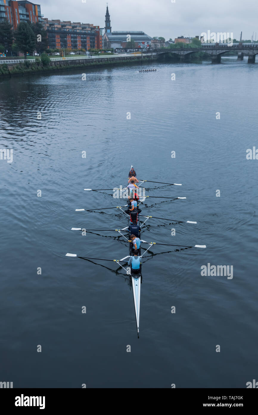 Glasgow, Scotland, Regno Unito. 25 Maggio, 2019. La Scottish Boat Race è un annuale gara di canottaggio oltre 2 km sul fiume Clyde tra l'Università di Glasgow Boat Club e Università di Edimburgo Boat Club. La gara si avvia al South Portland Street ponte di sospensione e termina presso il Glasgow Science Centre Tower. L'evento consiste di sei diverse gare: un misto di laurea, uno degli uomini del novizio e il secondo gruppo di otto, una donna novizio e il secondo gruppo di otto, uomini primi otto femminile, i primi otto e un ergometro team race. Credito: Berretto Alamy/Live News Credito: Berretto Alamy/Live News Foto Stock