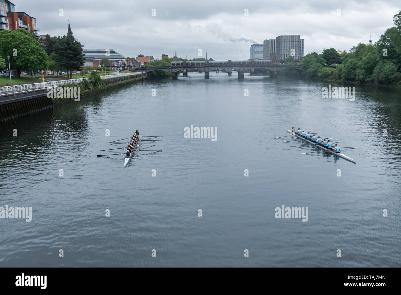 Glasgow, Scotland, Regno Unito. 25 Maggio, 2019. La Scottish Boat Race è un annuale gara di canottaggio oltre 2 km sul fiume Clyde tra l'Università di Glasgow Boat Club e Università di Edimburgo Boat Club. La gara si avvia al South Portland Street ponte di sospensione e termina presso il Glasgow Science Centre Tower. L'evento consiste di sei diverse gare: un misto di laurea, uno degli uomini del novizio e il secondo gruppo di otto, una donna novizio e il secondo gruppo di otto, uomini primi otto femminile, i primi otto e un ergometro team race. Credito: Berretto Alamy/Live News Credito: Berretto Alamy/Live News Foto Stock