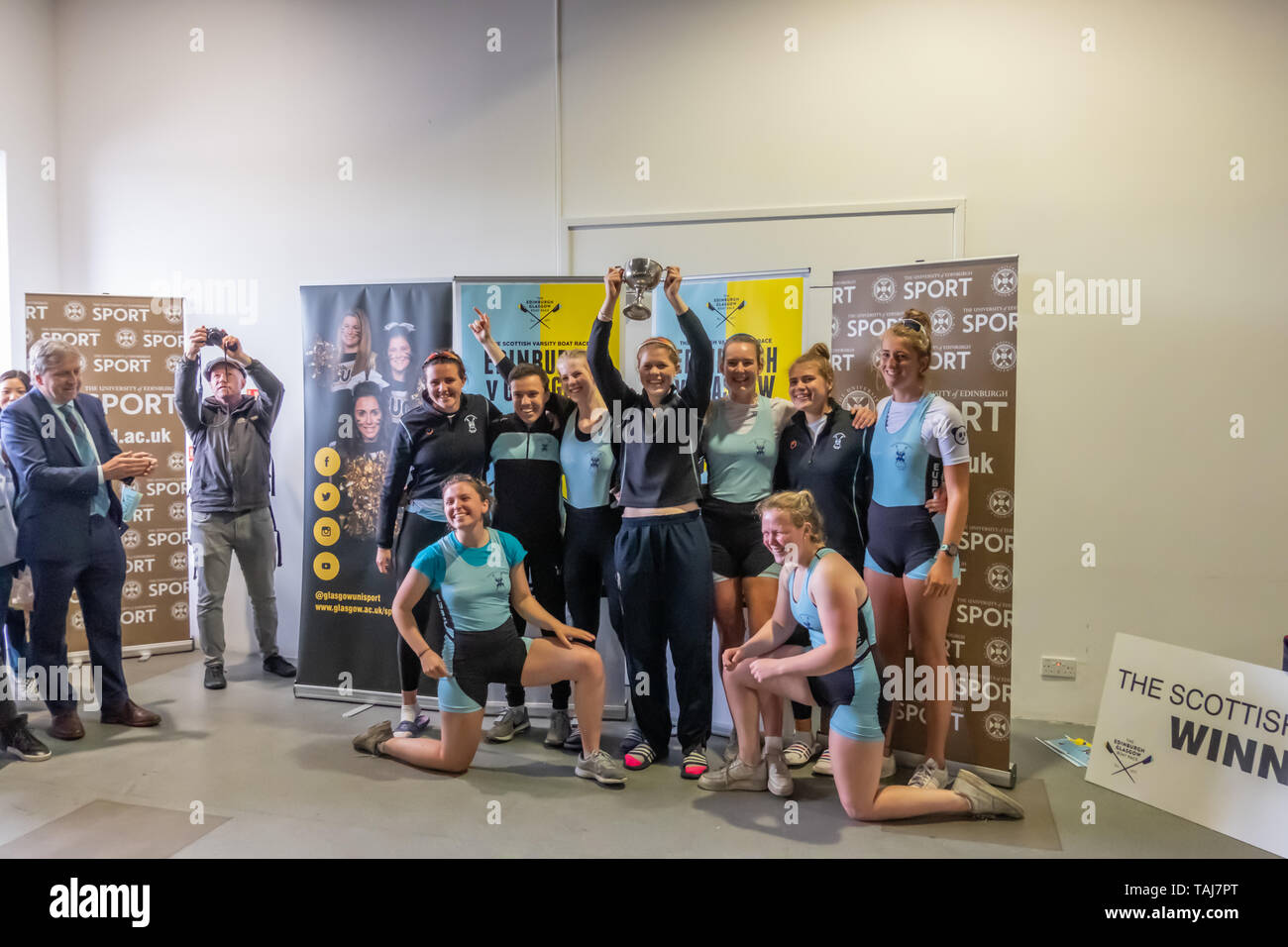 Glasgow, Scotland, Regno Unito. 25 Maggio, 2019. Università di Edimburgo Boat Club di vincere il trofeo per le donne del primo otto scozzese della barca la cui gara è un'annuale gara di canottaggio oltre 2 km sul fiume Clyde tra l'Università di Glasgow Boat Club e Università di Edimburgo Boat Club. La gara si avvia al South Portland Street ponte di sospensione e termina presso il Glasgow Science Centre Tower. Credito: Berretto Alamy/Live News Foto Stock