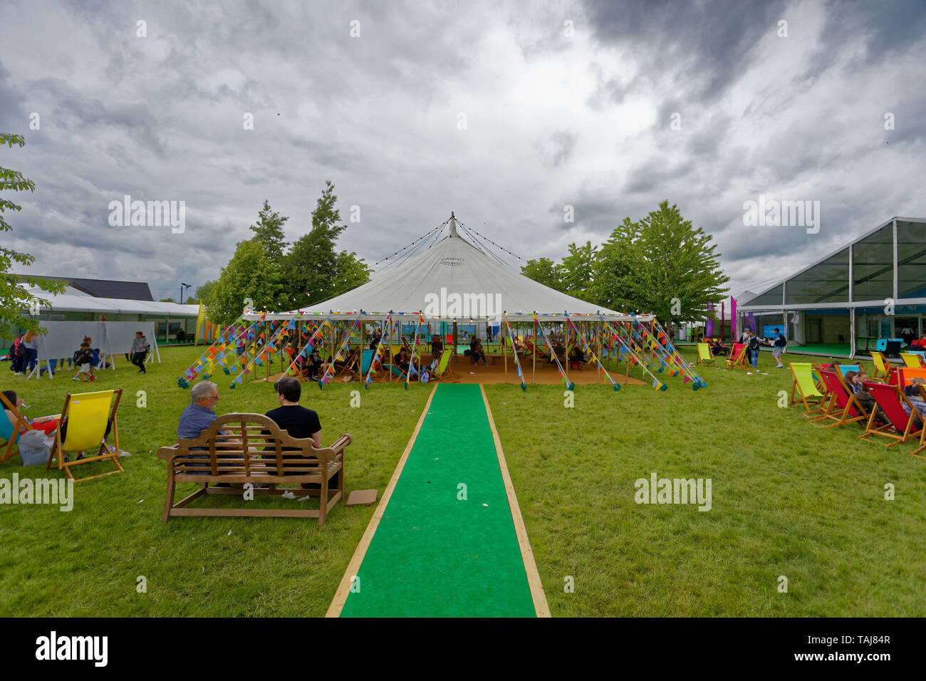 Grigio nuvole sopra il festival di credito verde: ATHENA AGENZIA IMMAGINE LTD/Alamy Live News Foto Stock