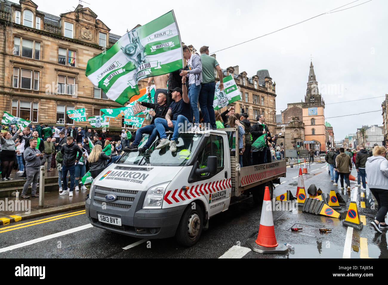 Glasgow Celtic football club vincere la Coppa Scozzese contro il cuore ma la sommità aperta sfilata organizzata bus successivamente viene annullato in mezzo alle paure di sicurezza.Migliaia di fan si sono riuniti per quasi due ore a Città del Saltmarket e Glasgow Cross in attesa del suo arrivo. Foto Stock