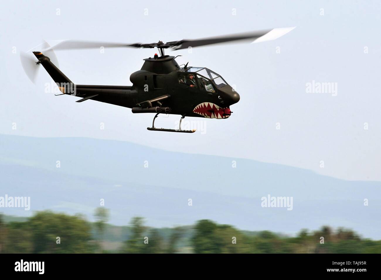 Jaromer, Repubblica Ceca. 25 Maggio, 2019. Bell AH-1 Cobra durante show acrobatico a Jaromer Aeroporto in Repubblica ceca.La Campana AH-1 Cobra è un due-lama, mono-motore elicottero d'assalto fabbricato da Bell Helicopter. È stato sviluppato utilizzando il motore, la trasmissione e il sistema del rotore del Bell UH-1 Iroquois. Un membro della prolifica famiglia Huey, AH-1 è anche denominato HueyCobra o Snake. Credito: Slavek Ruta/ZUMA filo/Alamy Live News Foto Stock