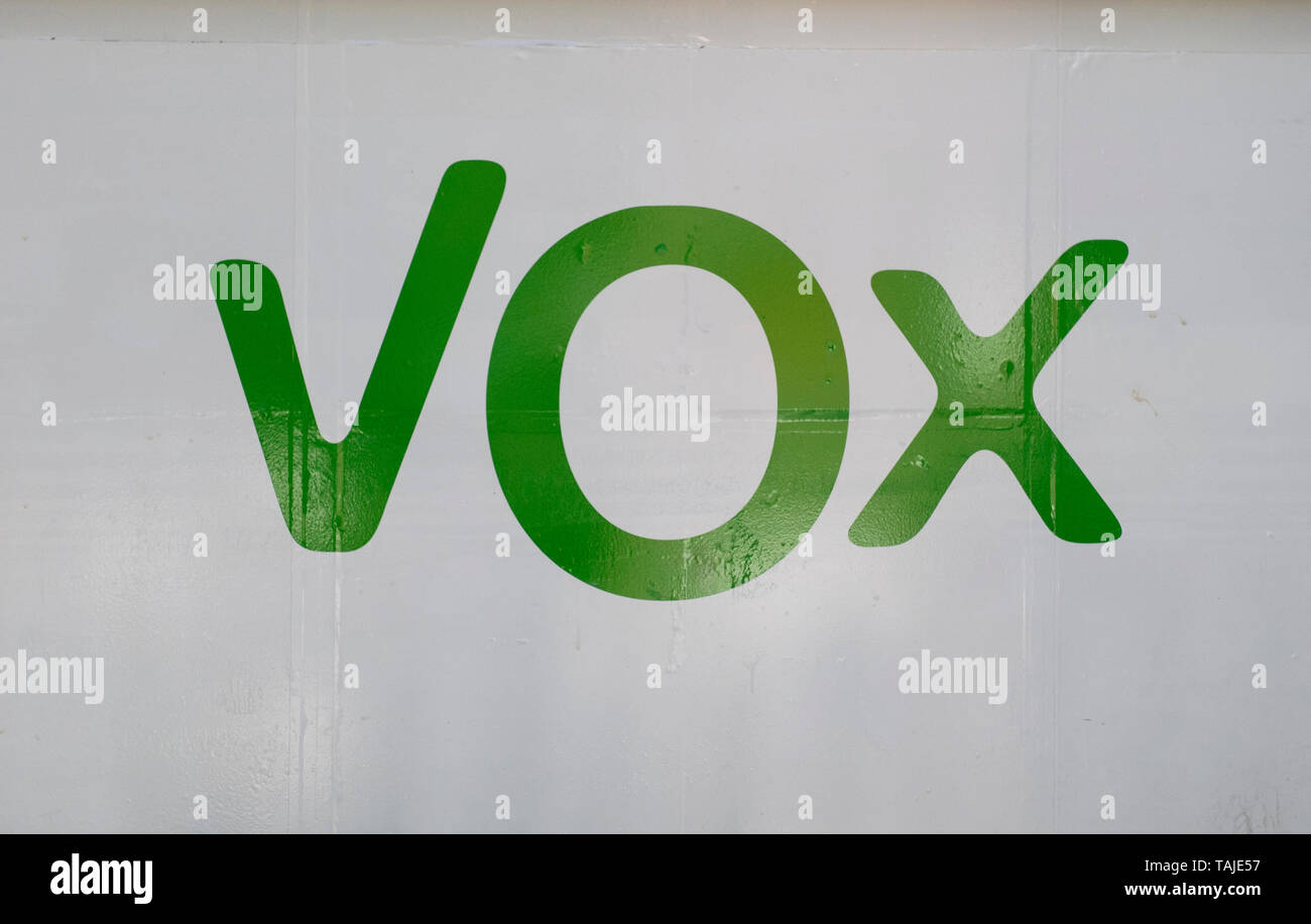Lo spagnolo di estrema destra partito logo Vox visto da parte della sede di Madrid davanti a livello locale, regionale e delle elezioni europee il 26 maggio 2019. Foto Stock