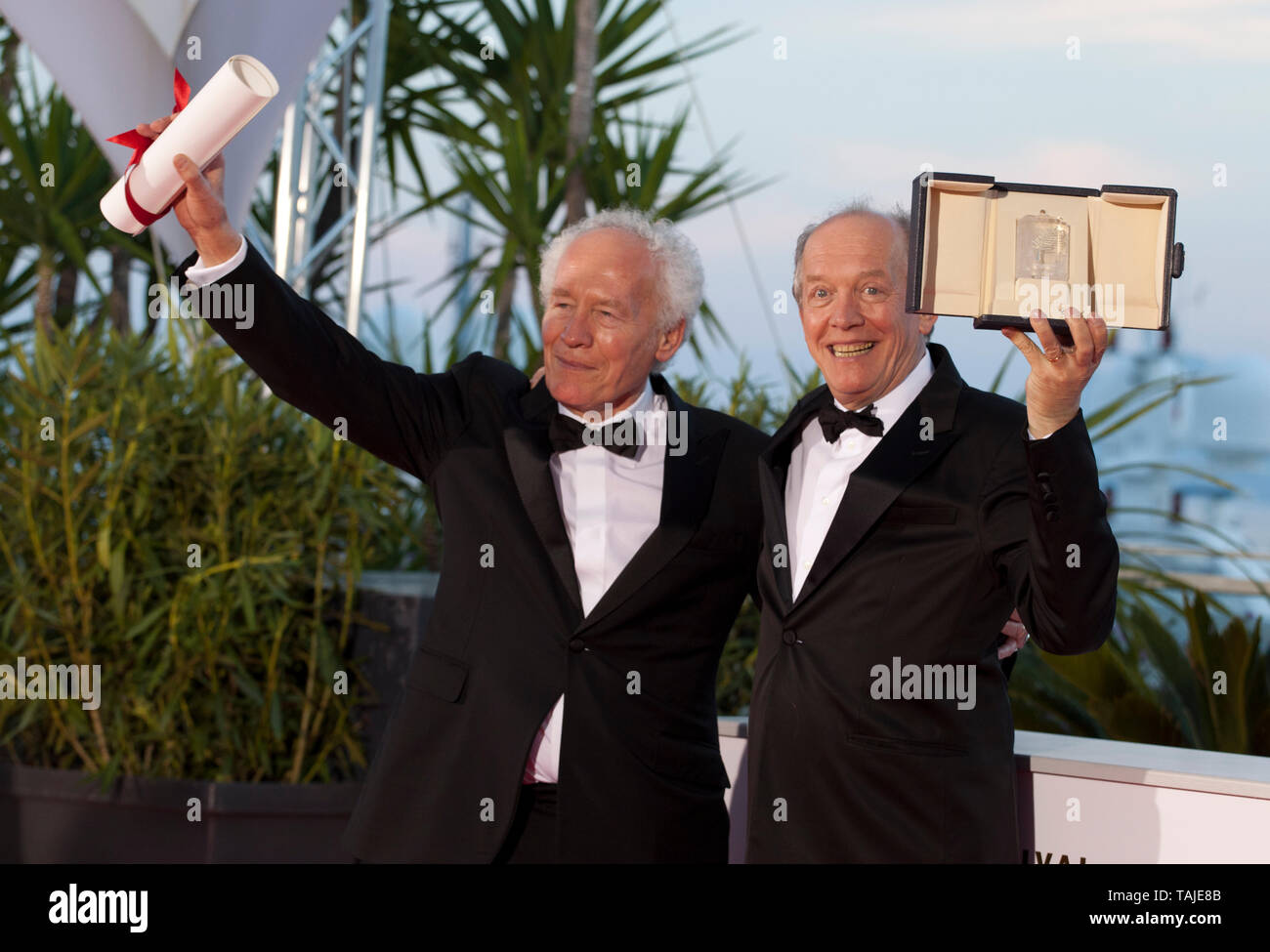 Jean-Pierre Dardenne e Luc Dardenne, vincitori del Best Director Award per il loro film Le Jeune Ahmed presso La Palme d'Or Award foto chiamata presso la 72a Cannes Film Festival, sabato 25 maggio 2019, Cannes, Francia. Photo credit: Doreen Kennedy Foto Stock