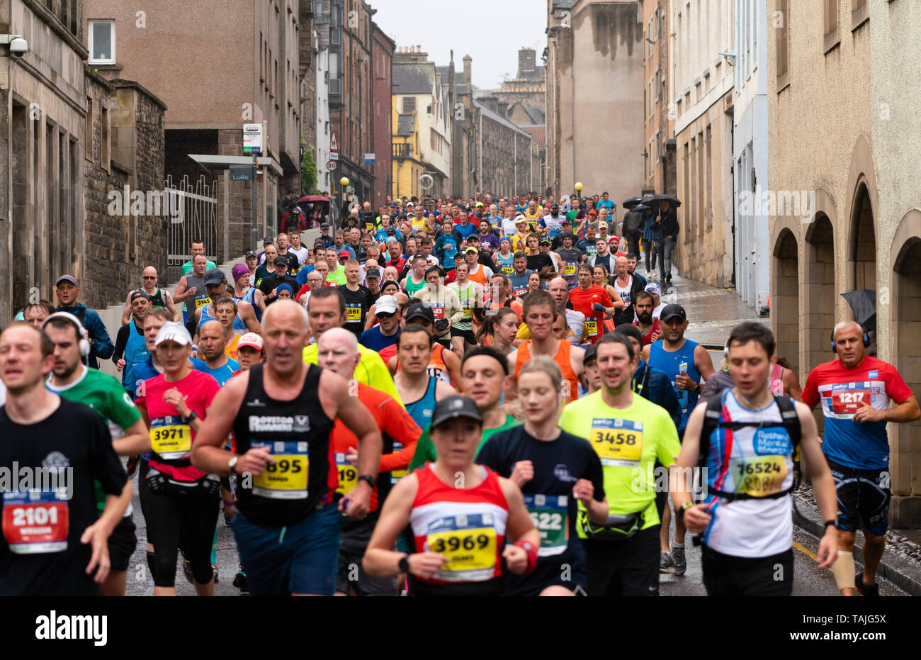 Edimburgo, Scozia, Regno Unito. 26 Maggio, 2019. Molti corridori che prenderanno parte alla Edinburgh Festival Maratona Maratona correre lungo la Royal Mile di Edimburgo di Città Vecchia verso Holyrood. Credito: Iain Masterton/Alamy Live News Foto Stock