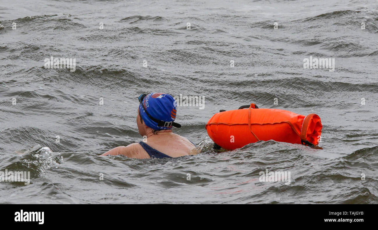 Isola di Oxford, Lough Neagh, UK. 26 maggio 2019. Regno Unito - previsioni del tempo - un giorno nuvoloso con un forte ponentino creando onde sul Lough Neagh. Un open wter nuotatore sul Lough Neagh. David credito Hunter/Alamy Live News. Foto Stock