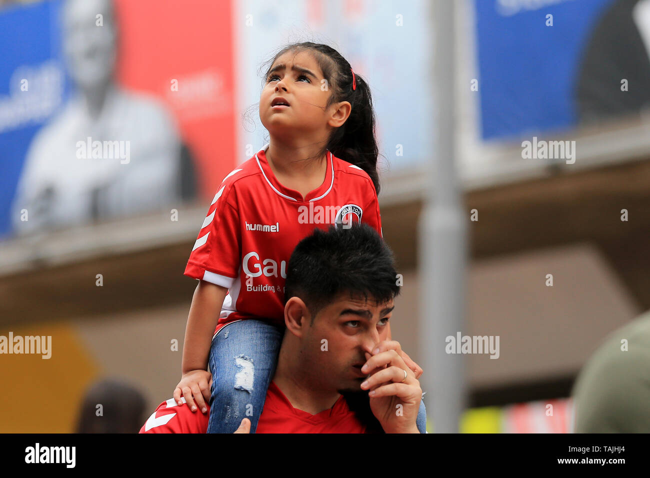 Charlton tifosi arrivano per il cielo scommettere League 1 play off finale tra Charlton Athletic e Sunderland allo Stadio di Wembley, Londra domenica 26 maggio 2019. Credito: MI News & Sport /Alamy Live News Foto Stock