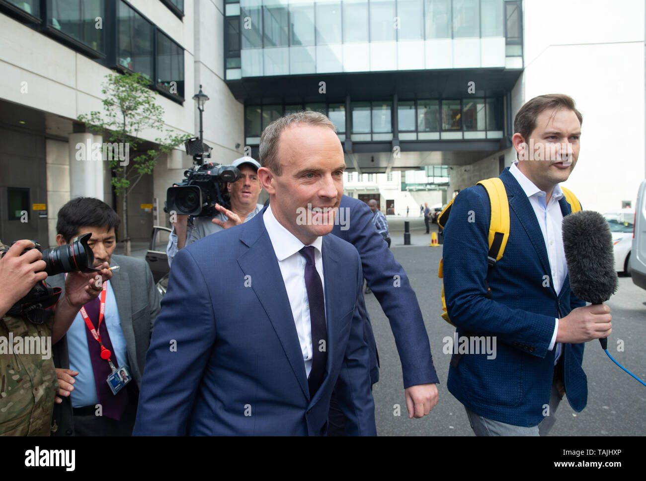 Ex Segretario Brexit e conservatore di leader di partito contender, Dominic Raab, lascia la BBC Studios dopo che compaiono su "L'Andrew Marr show televisivo". Foto Stock