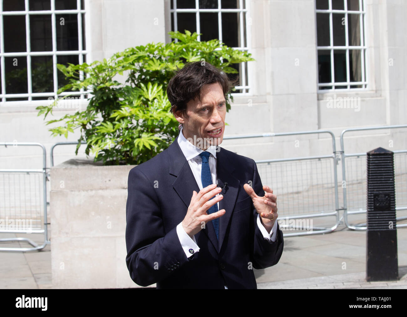 Partito conservatore candidato leader, Rory Stewart, Segretario di Stato per lo Sviluppo Internazionale, dà un'intervista come egli lascia la BBC Studios avente apparso su "Pienaar politica dell'. Foto Stock