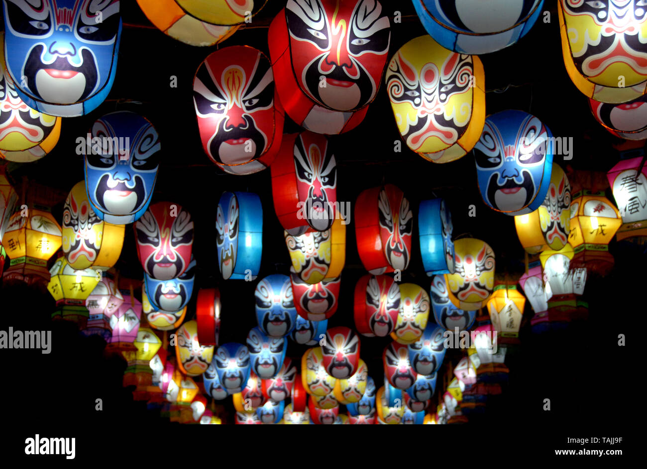 Le lanterne cinesi presso il tempio di Wuhou festa delle lanterne a Chengdu, in Cina. Le lanterne festeggiare il Capodanno cinese e raffigurano tradizionali maschere di Sichuan. Foto Stock