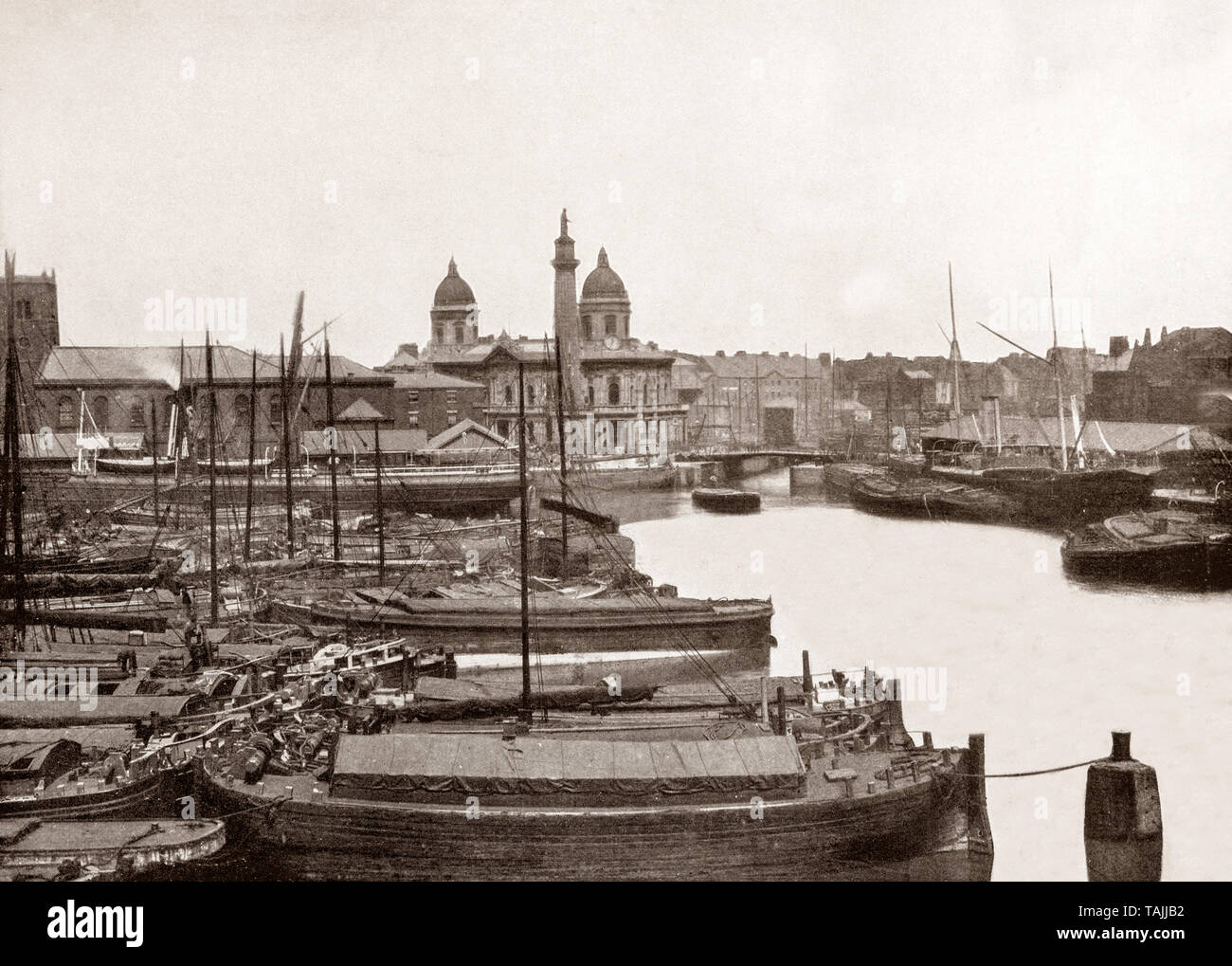 Un palazzo di fine ottocento vista del Dock uffici, Wilberforce memoriale e il porto di Kingston upon Hull, solitamente abbreviato a scafo, una città portuale nella East Riding of Yorkshire, Inghilterra. Esso giace sopra il fiume scafo in corrispondenza della sua confluenza con la Humber Estuary. Si tratta di una lunga storia include una città di mercato militare porta di alimentazione, trading hub, la pesca e la caccia alla balena e centro metropoli industriale e un inizio di teatro di battaglia in inglese le guerre civili. La sua xviii secolo membro del Parlamento, William Wilberforce, ha avuto un ruolo di primo piano nell'abolizione del commercio di schiavi in Gran Bretagna. Foto Stock
