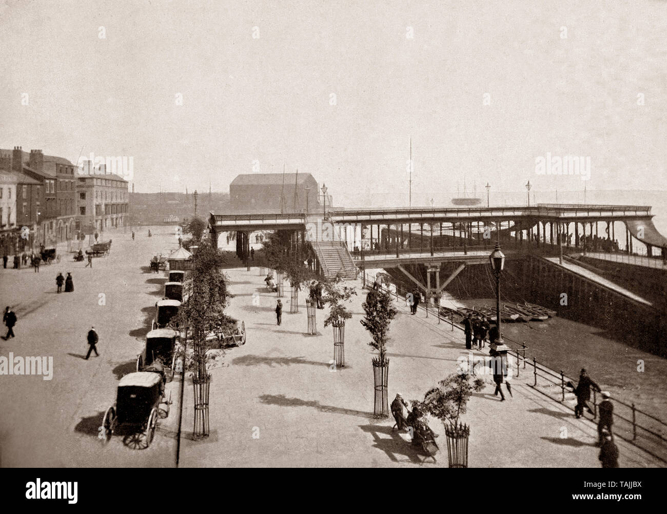 Un palazzo di fine ottocento vista del molo e di fronte al fiume a Kingston upon Hull, solitamente abbreviato a scafo, una città portuale nella East Riding of Yorkshire, Inghilterra. Esso giace sopra il fiume scafo in corrispondenza della sua confluenza con la Humber Estuary. Si tratta di una lunga storia include una città di mercato militare porta di alimentazione, trading hub, la pesca e la caccia alla balena e centro metropoli industriale e un inizio di teatro di battaglia in inglese le guerre civili. La sua xviii secolo membro del Parlamento, William Wilberforce, ha avuto un ruolo di primo piano nell'abolizione del commercio di schiavi in Gran Bretagna. Foto Stock