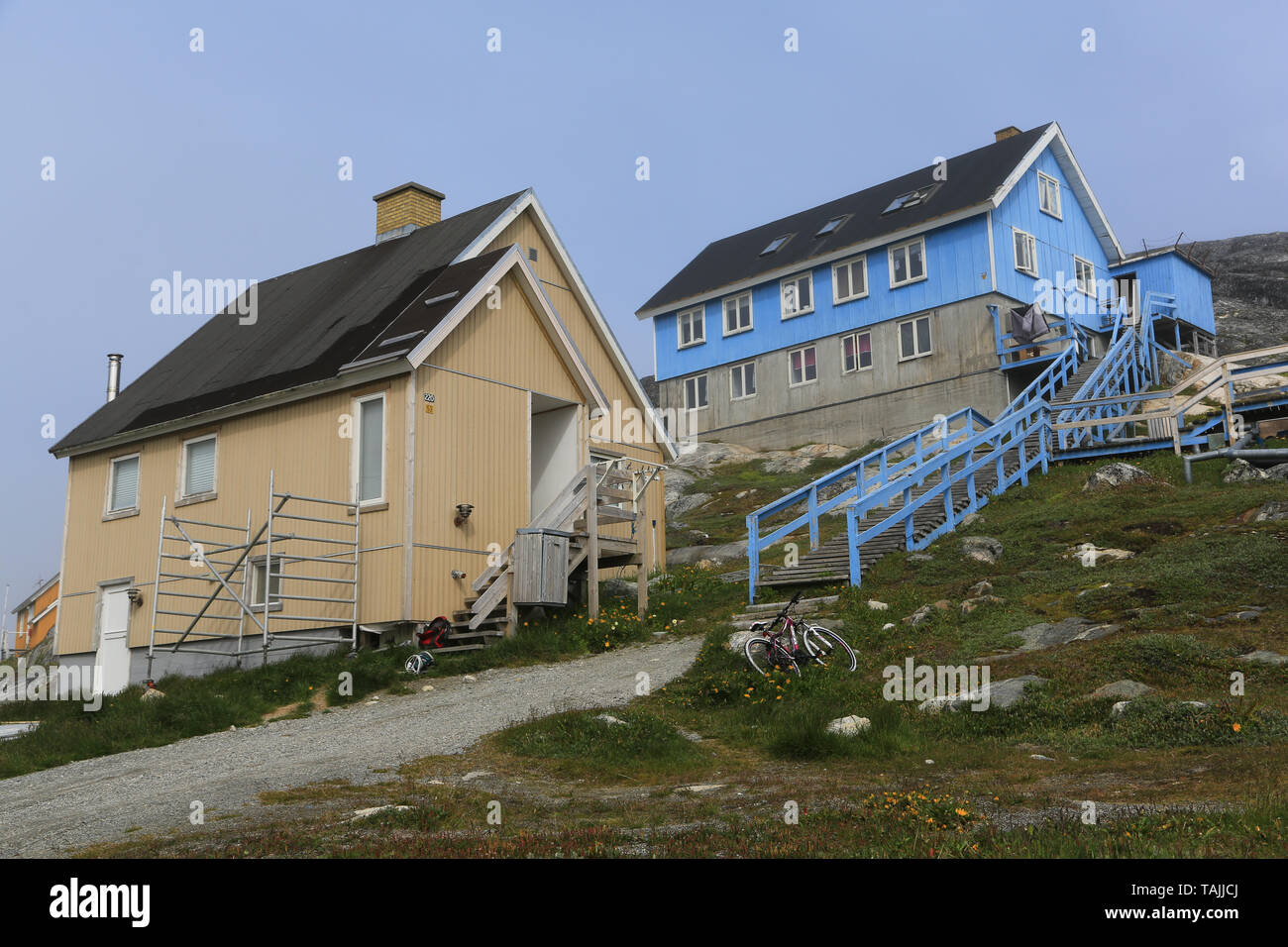 Case e altri edifici su una ripida collina nel villaggio di Paamiut sulla costa ovest della Groenlandia. Foto Stock