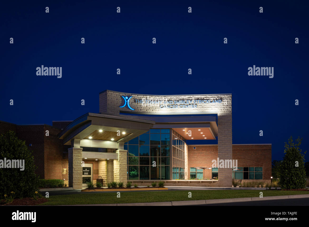 La facciata della Strickland Cancer Center di notte Situato presso i prati Regional Medical Center di Vidalia, Georgia, Stati Uniti d'America. Foto Stock