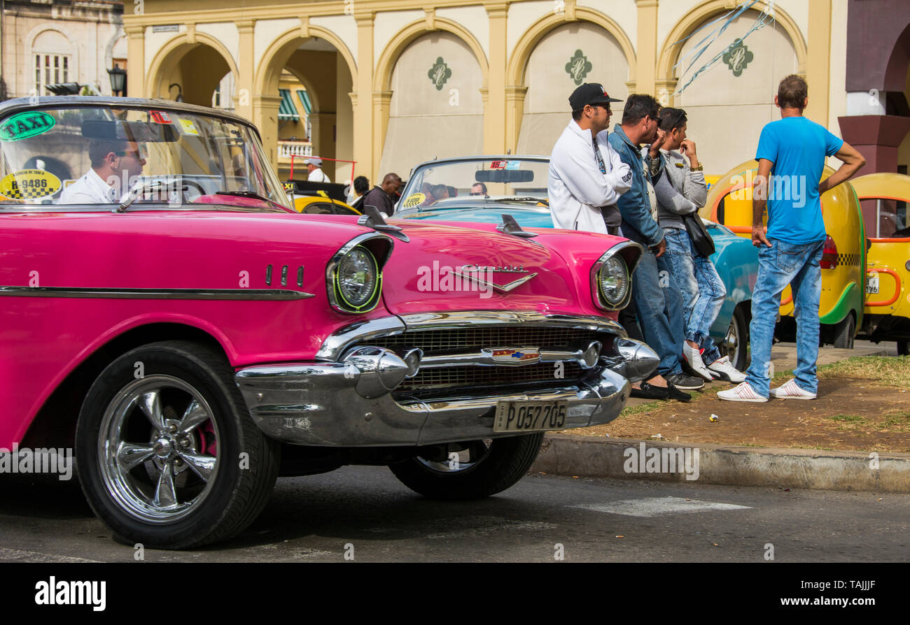 L'Avana, Cuba - Taxi attendere per le tariffe di fronte Hotel Parque Central. Classic auto americane degli anni cinquanta, importati prima dell'embargo degli Stati Uniti, sono comm Foto Stock