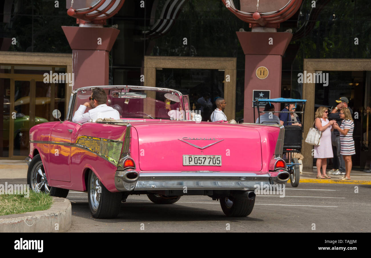 L'Avana, Cuba - Taxi attendere per le tariffe di fronte Hotel Parque Central. Classic auto americane degli anni cinquanta, importati prima dell'embargo degli Stati Uniti, sono comm Foto Stock