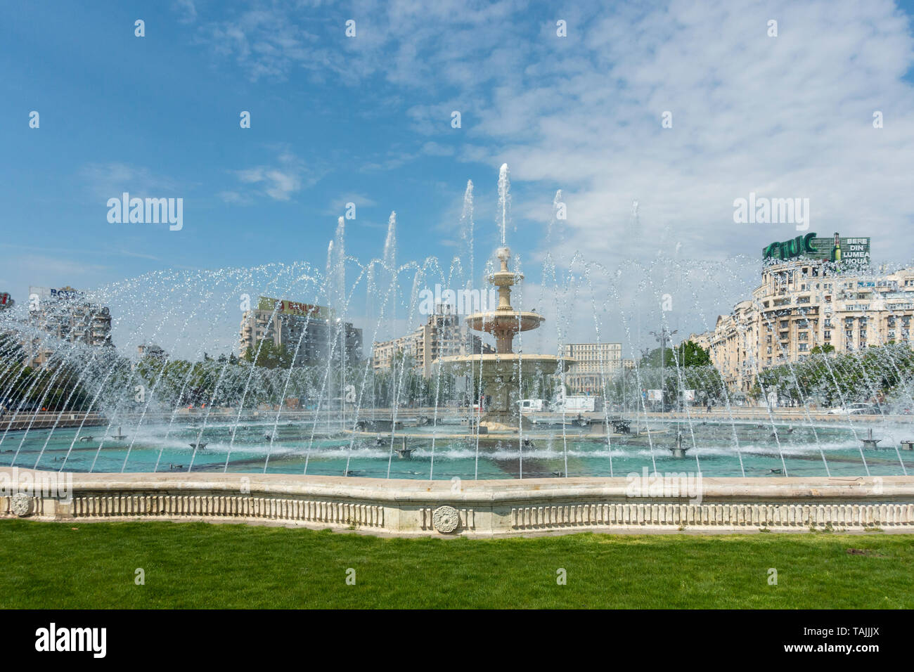 La bella fontana nel centro di Piața Unirii nel centro di Bucarest București, Romania Foto Stock