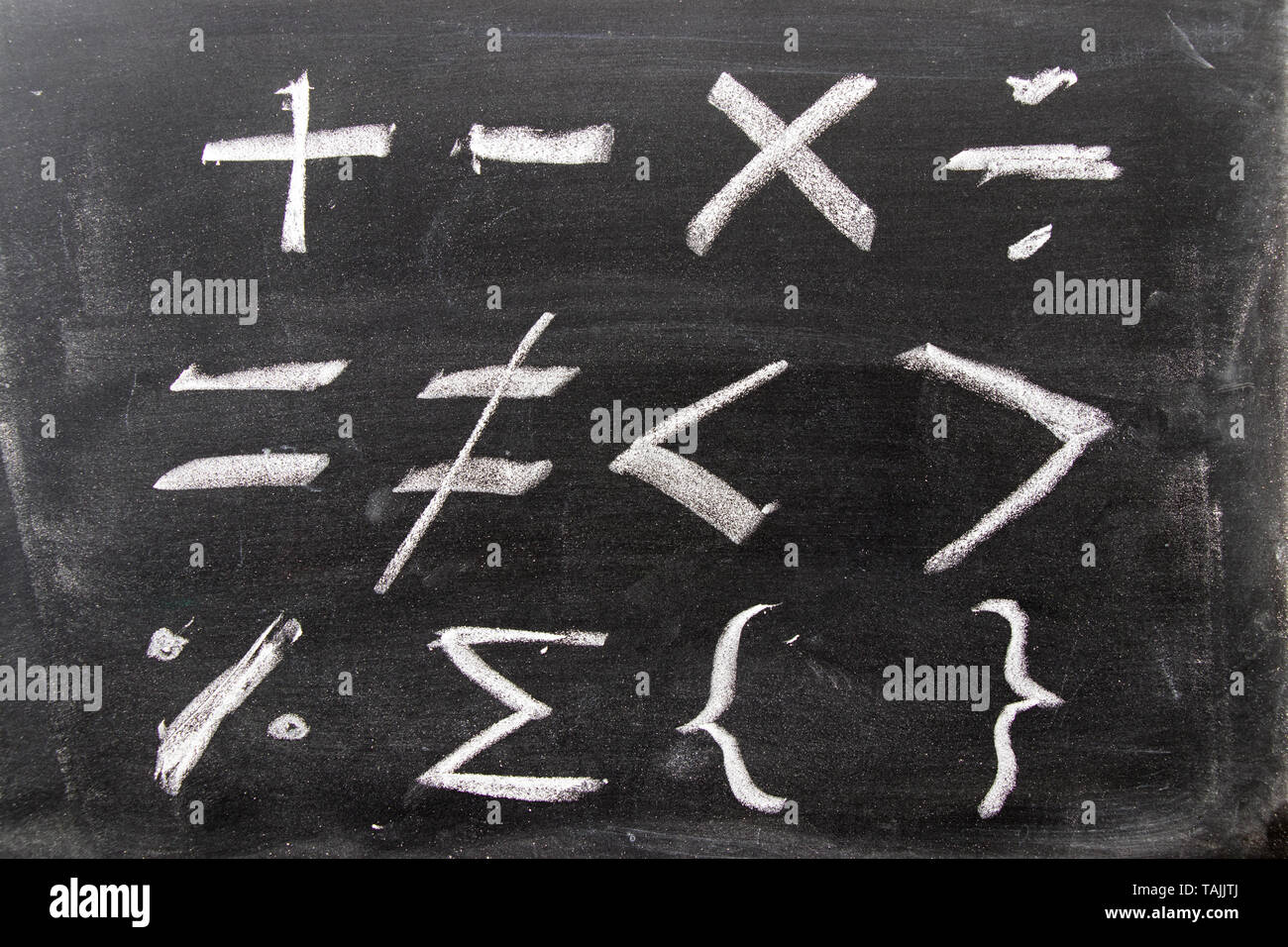 Colore bianco chak del disegno a mano in matematica forma del simbolo su sfondo blackboard Foto Stock