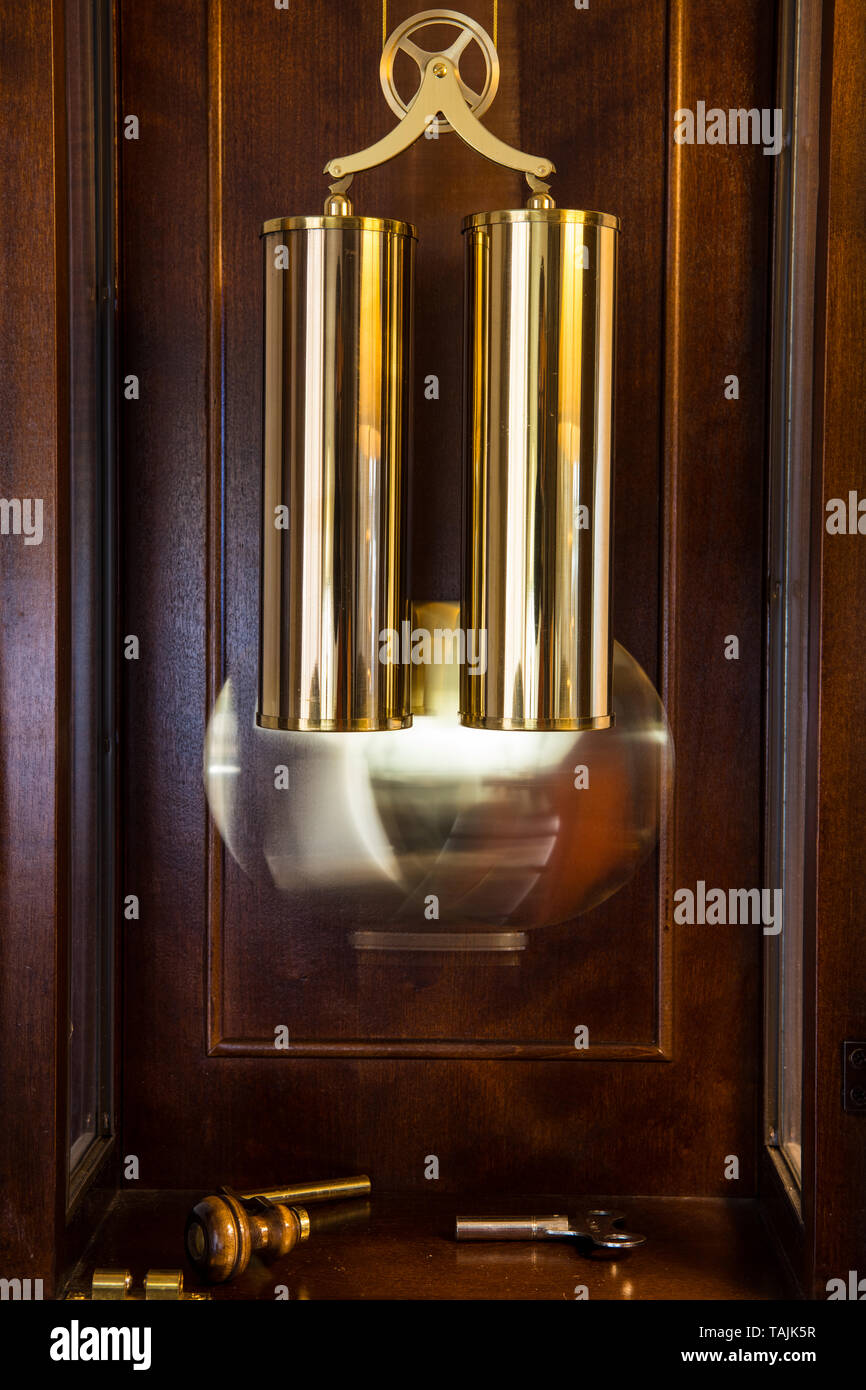 Oscillazione del pendolo clock con pesi di ottone passaggio di marcatura di tempo Foto Stock
