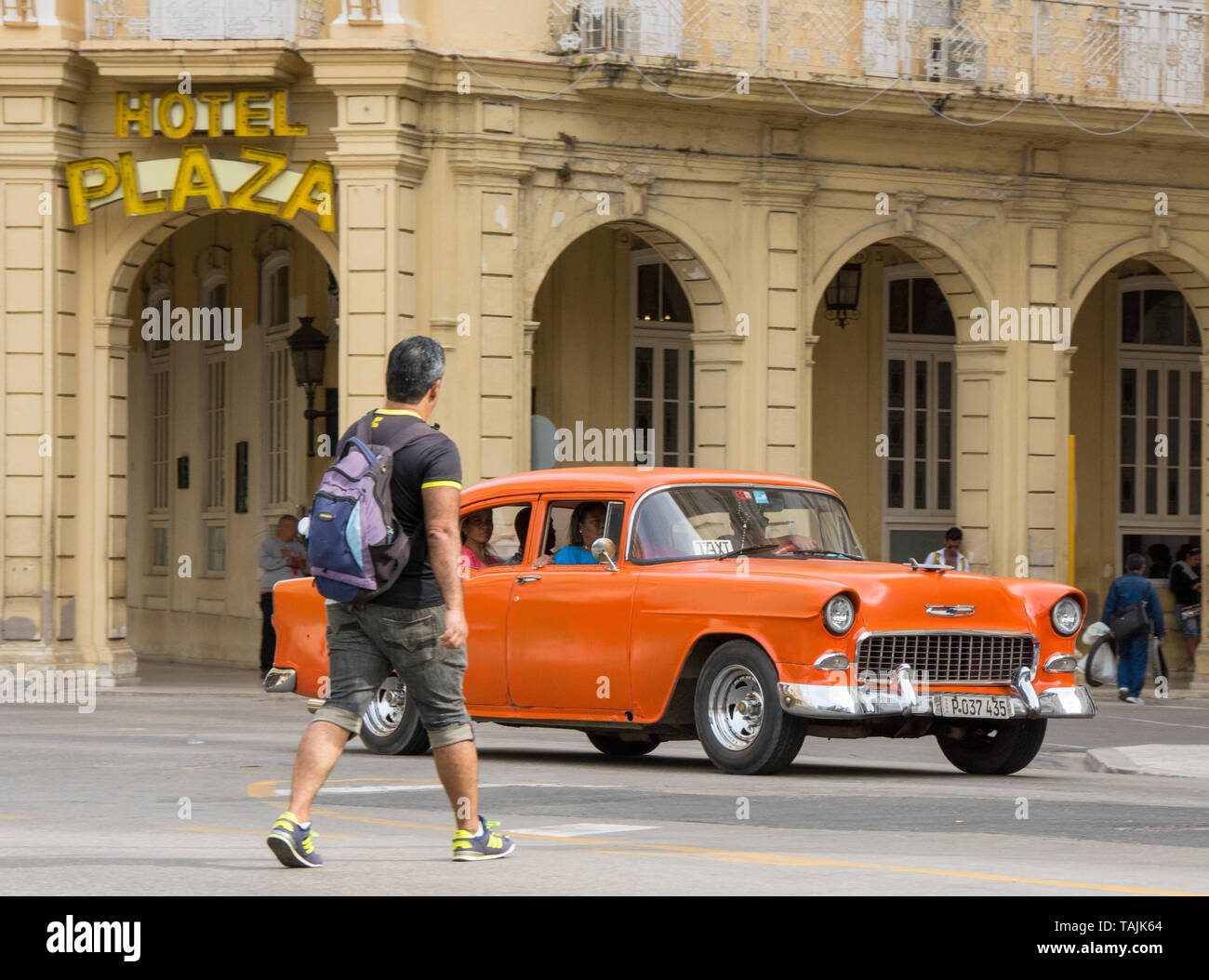 L'Avana, Cuba - un taxi passa di fronte all Hotel Plaza vicino a Parque Central. Classic auto americane degli anni cinquanta, importati prima dell'embargo degli Stati Uniti, sono Foto Stock