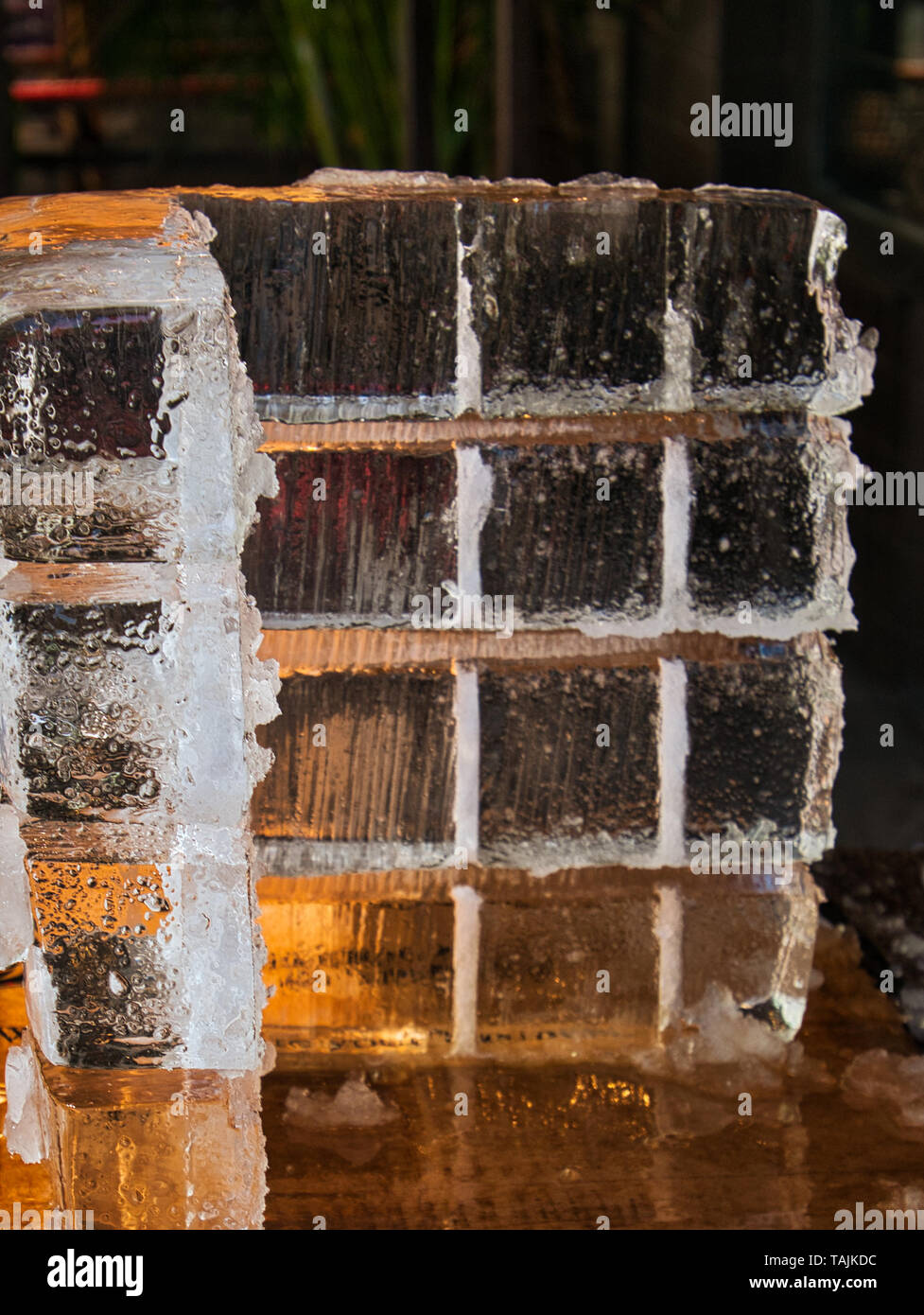 Incredibile parete di cubetti di ghiaccio di destra fuori del bar prima che essa diventi di cubetti di ghiaccio per le bevande. Foto Stock