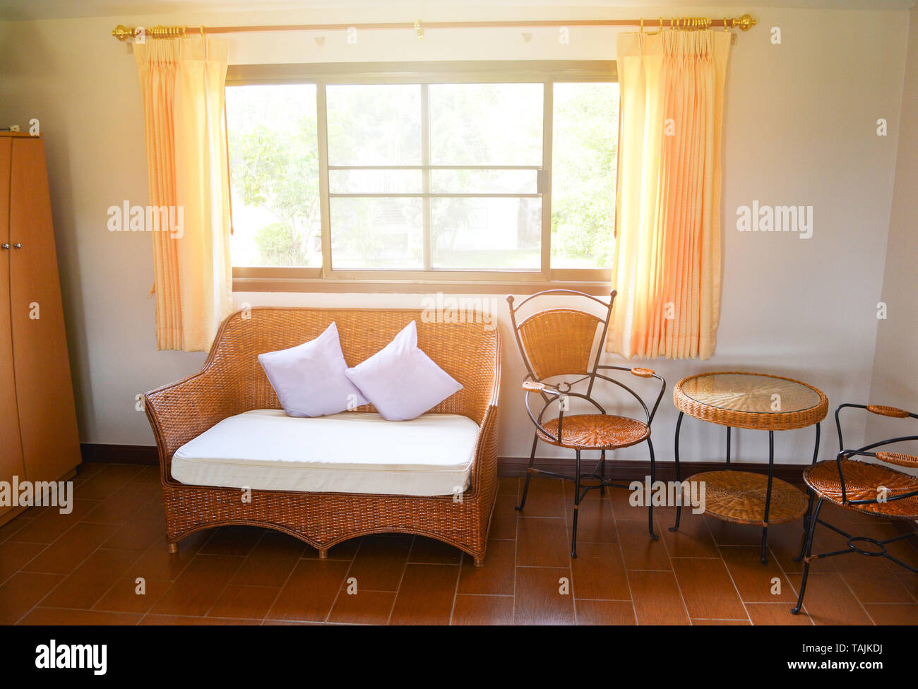 Il rattan divano design di interni e set table sedia casa viva e luce da windows luminosa stanza nella casa / design classico e stile di lusso Foto Stock