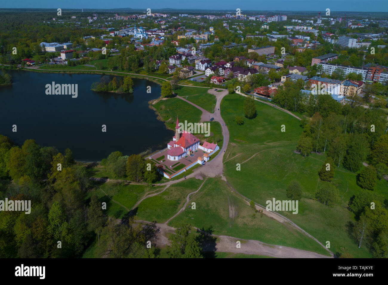 Priory Palace nel paesaggio urbano su un soleggiato giorno di maggio (fotografia aerea). Gatchina, Russia Foto Stock