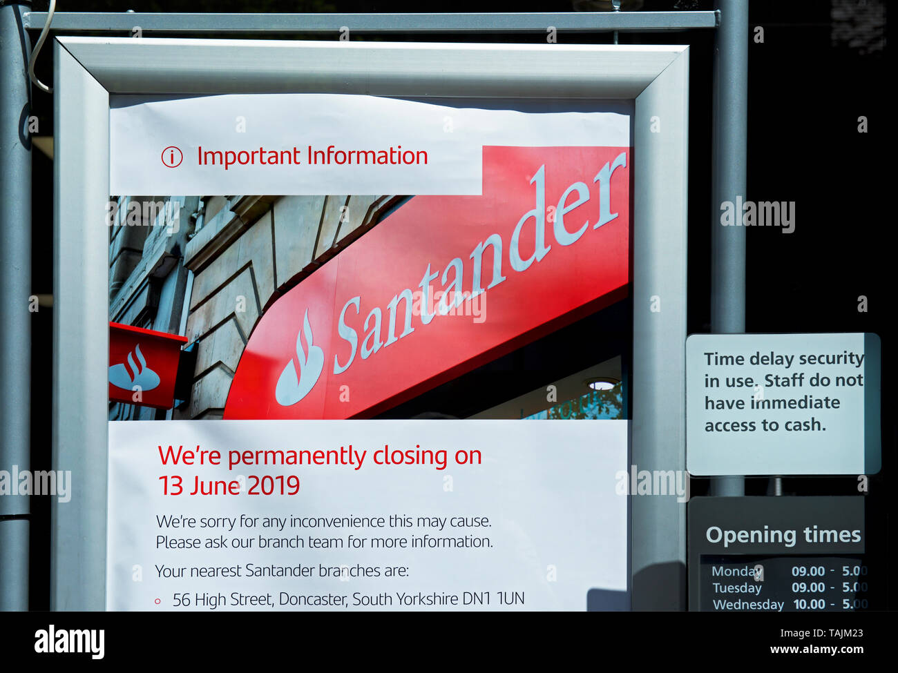 Avviso per informare i clienti che questo ramo della Banca di Santander è chiudere, England Regno Unito Foto Stock