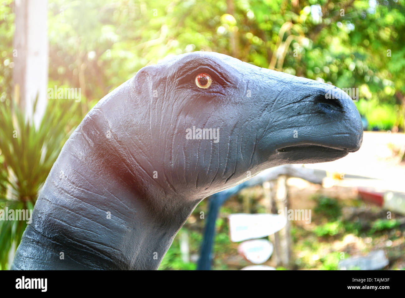 Testa del dinosauro Alamosaurus statua nel parco giardino Foto Stock