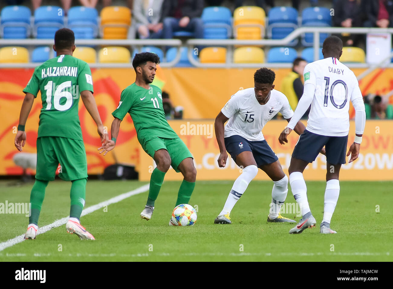 Gdynia, Polonia, 25 Maggio 2019 : Khalid Alghannam battaglie per la sfera withThomas Basila e Moussa Diaby durante il 2019 FIFA U-20 World Cup di gruppo e corrispondenza tra la Francia e l'Arabia Saudita a Gdynia Stadium a Gdynia. Credito: Tomasz Zasinski / Alamy Live News Foto Stock