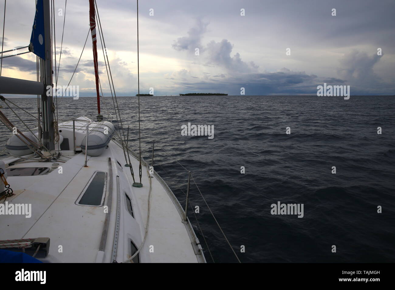 Dark e le perturbazioni atmosferiche su una barca a vela a San Blas Foto Stock