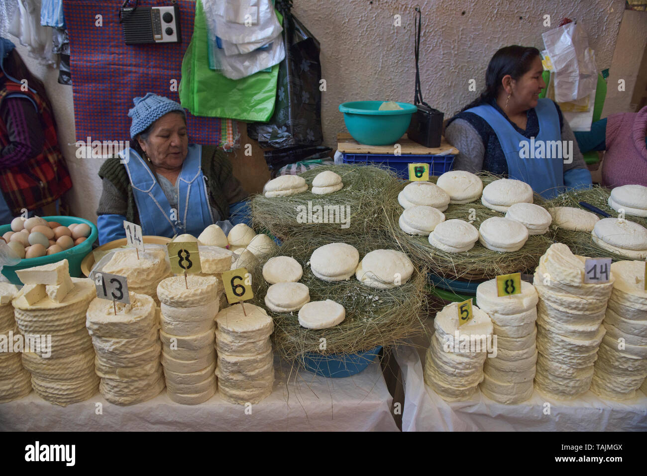 I fornitori di formaggio al Mercado Central, Sucre, Bolivia Foto Stock